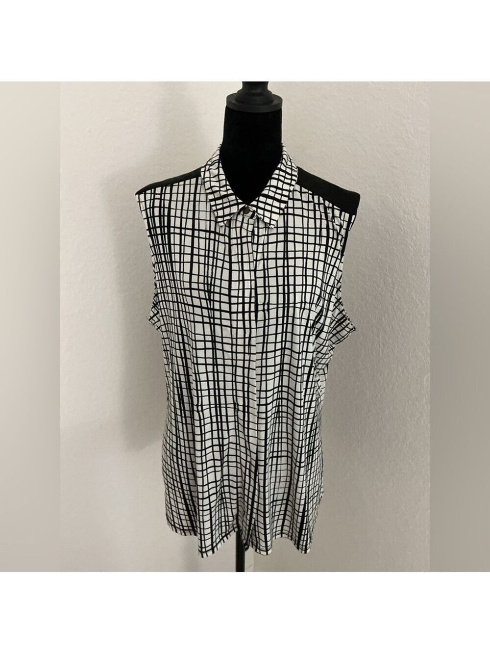 Worthington Black & White Grid Print Sleeveless Hidden Button Front Blouse – XL - Picture 6 of 10